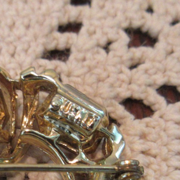 Vintage Signed Lisner Rhinestone Gold Tone Brooch Pin - Picture 4 of 4